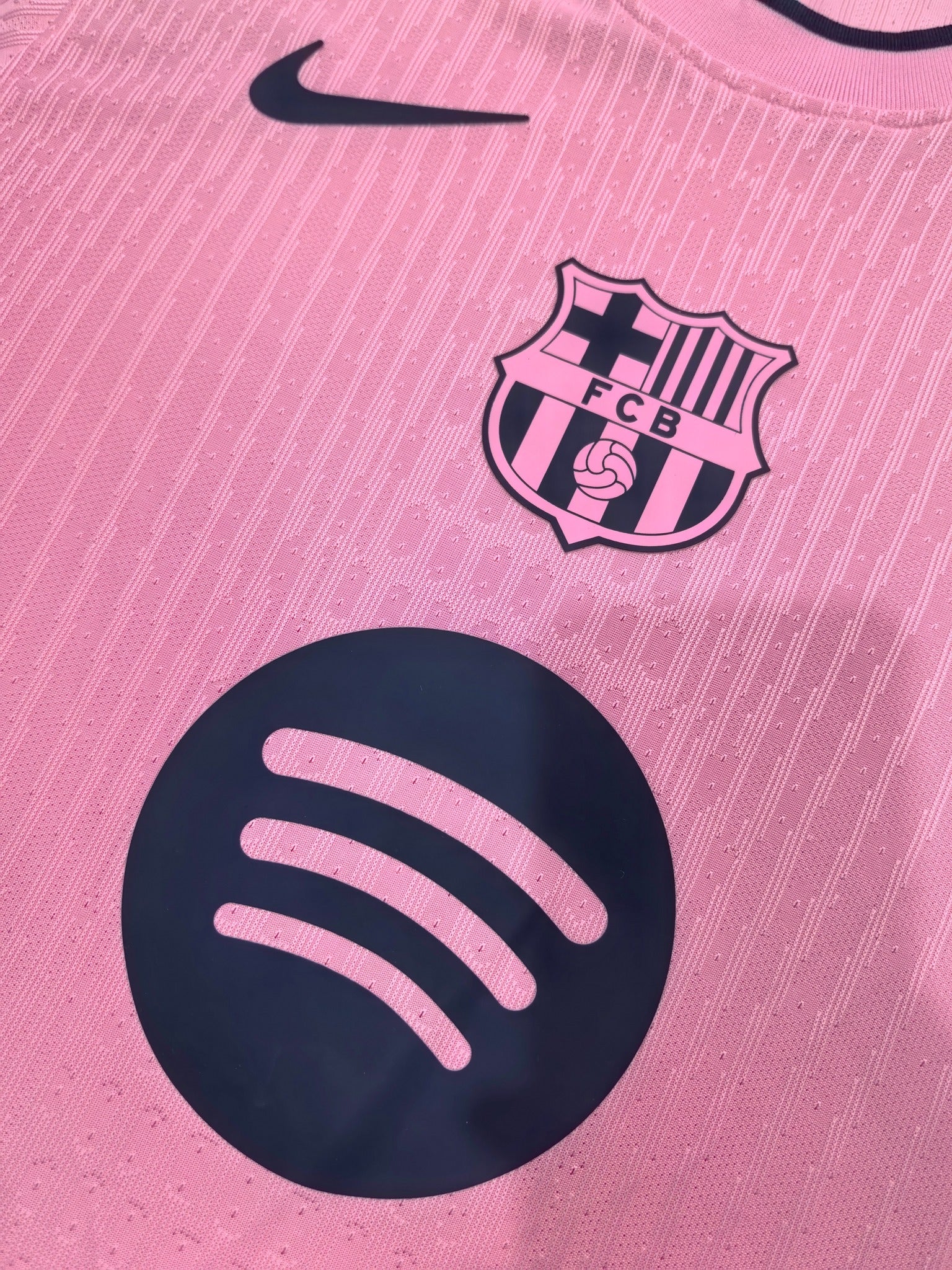Barcelona Player 24/25 Pink Special Edition Kit – image 3