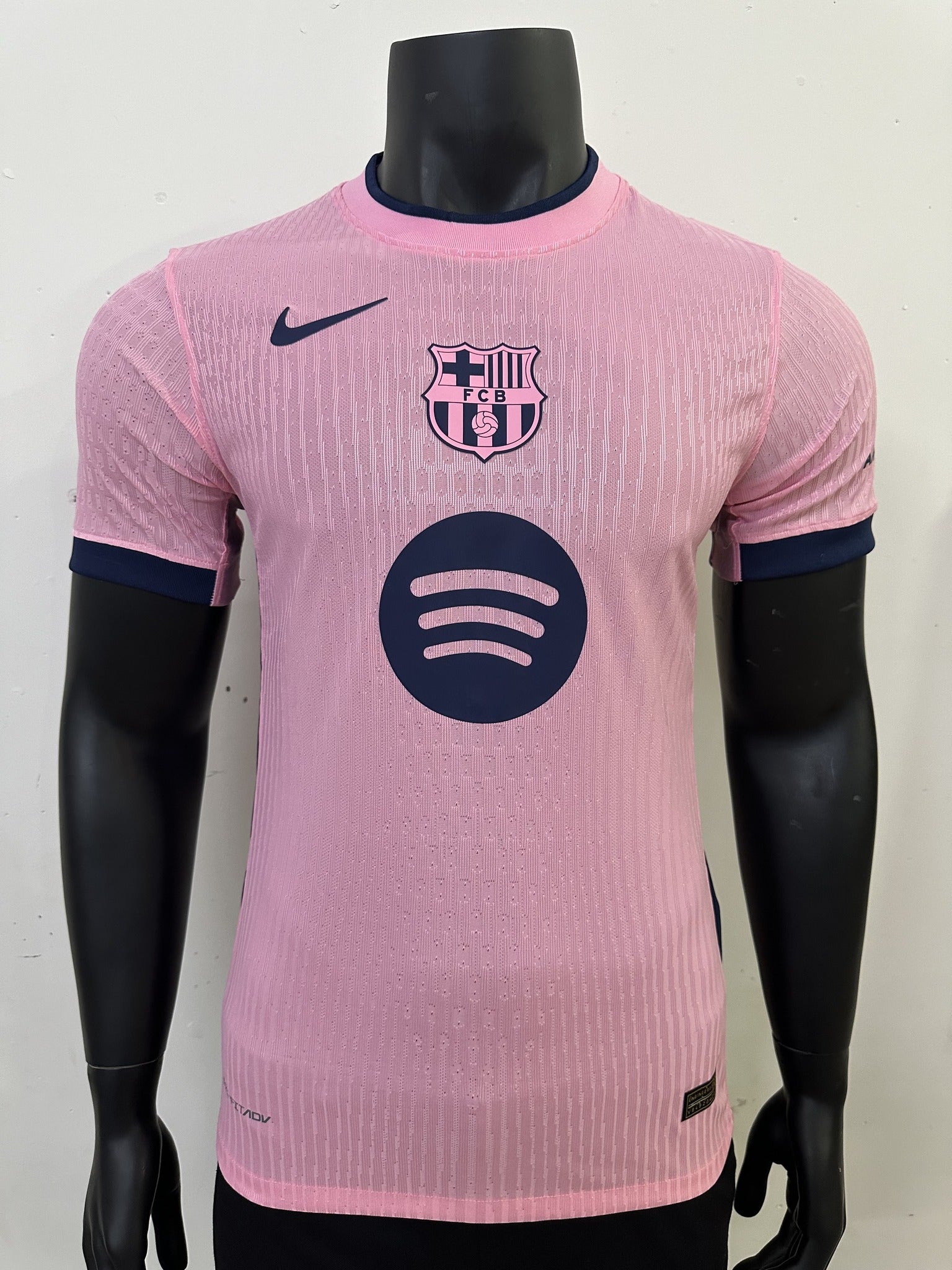 Barcelona Player 24/25 Pink Special Edition Kit – image 10