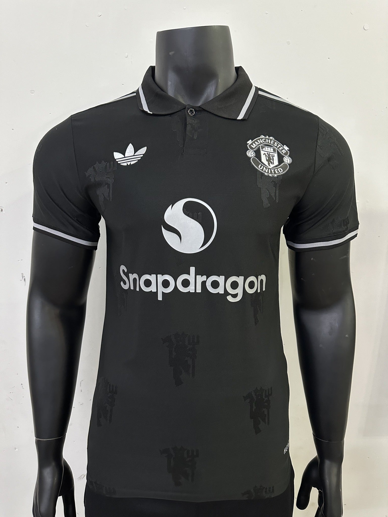 Manchester United Player 25/26 Tonal Pattern Black Special Edition Kit – image 8