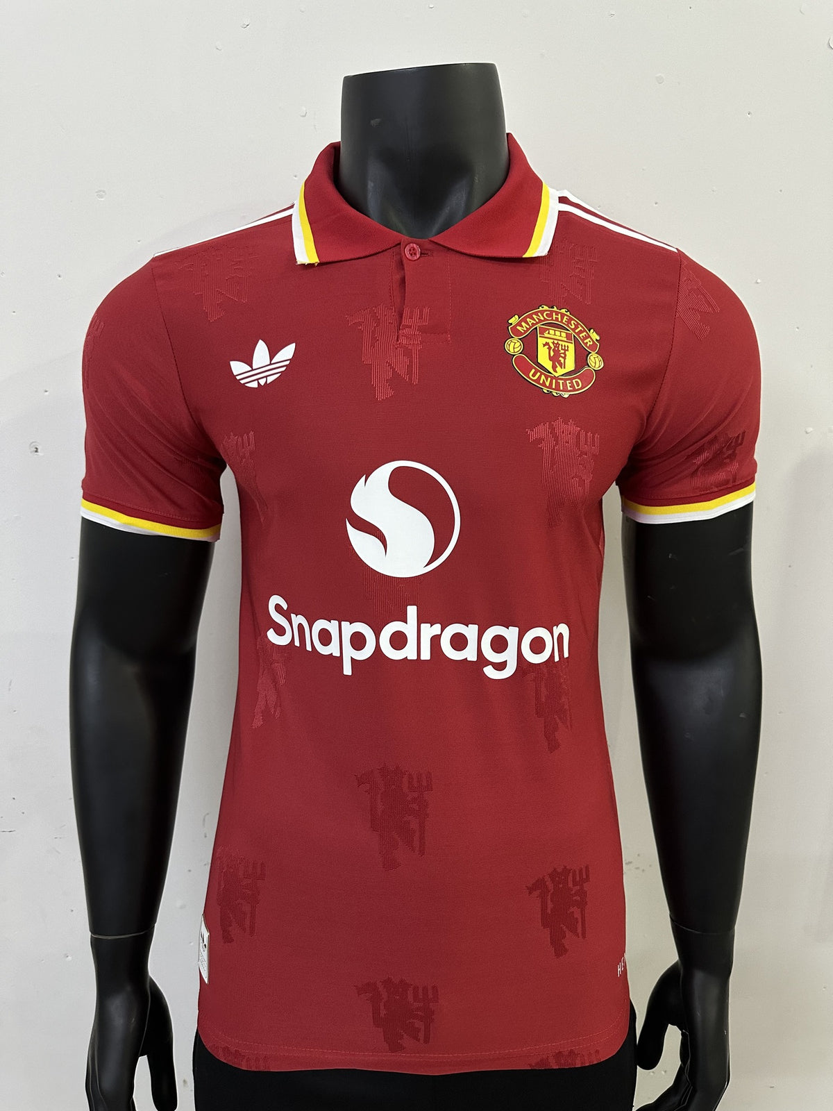 Manchester United Player 25/26 Tonal Pattern Red Special Edition Kit – image 1