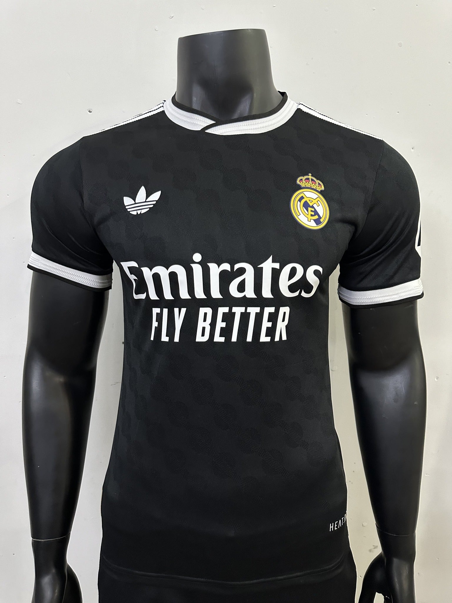 Real Madrid Player 25/26 Black Special Edition Kit – image 1