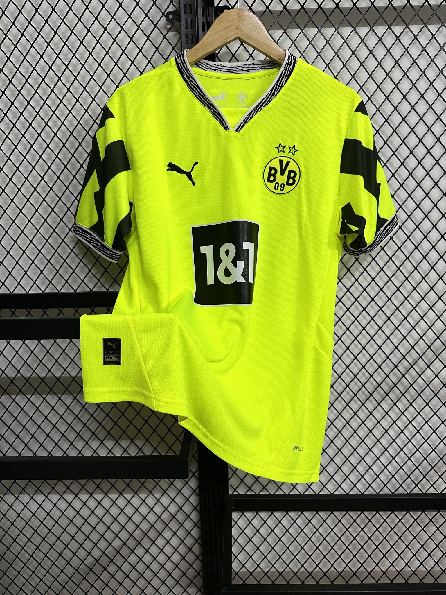 Borussia Dortmund 25/26 Neon Green Special Edition Kit – image 1