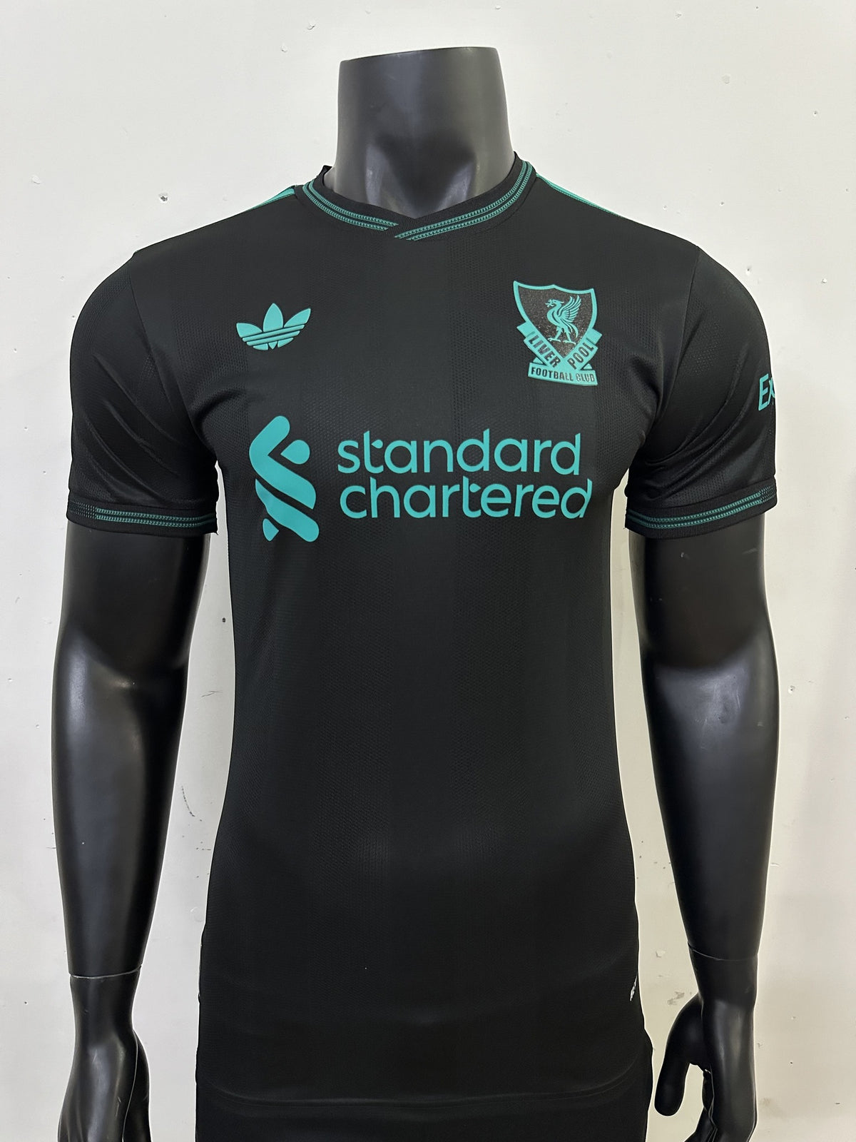 Liverpool Player 25/26 Green Logo Black Special Edition Kit – image 1
