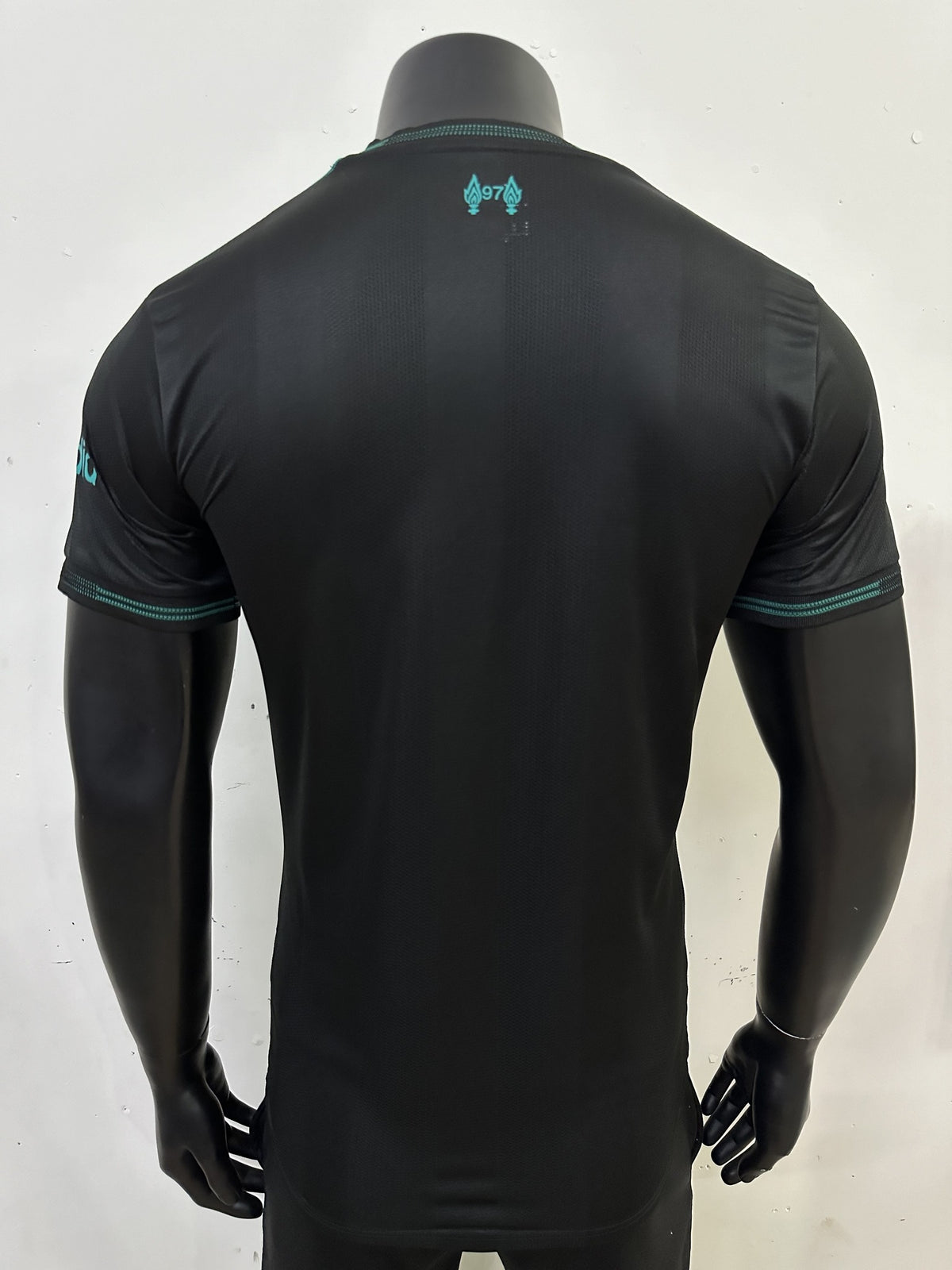 Liverpool Player 25/26 Green Logo Black Special Edition Kit – image 2